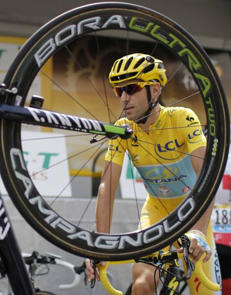Per l&#39;ultima tappa del Tour de France Evry-Parigi, Vincenzo Nibali si lascia andare al giallo, nel vestiario e sulla bici. Ap